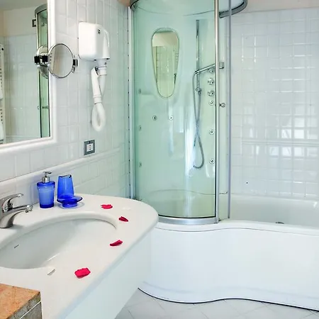 Hotel Sirolo מלון 4*